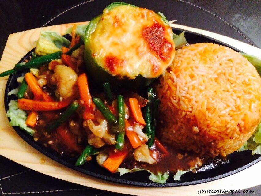 Veg sizzlers  (stuffed cheesy capcicum, Garlic sauted  veggies, tangy rice and soya chilly sauce)